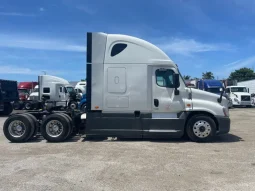 Used 2015 Freightliner Cascadia Sleeper in Hialeah, Florida