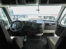 Used 2015 Volvo VNL670 Sleeper in Hialeah, Florida