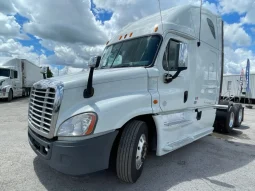 Used 2013 Freightliner Cascadia Sleeper in Hialeah, Florida