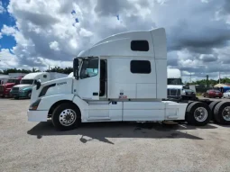 Used 2013 Volvo 780 Sleeper in Hialeah, Florida