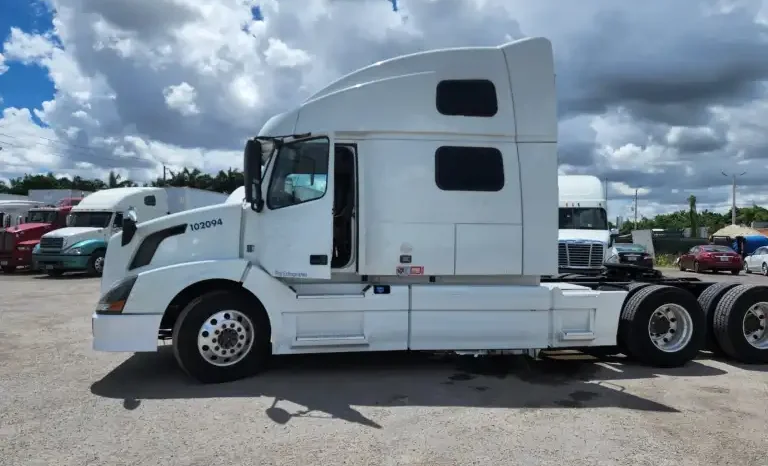 
								Used 2013 Volvo 780 Sleeper in Hialeah, Florida full									