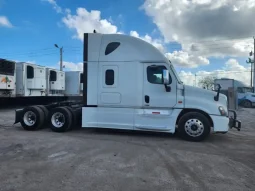 Used 2017 Freightliner Cascadia Sleeper in Hialeah, Florida