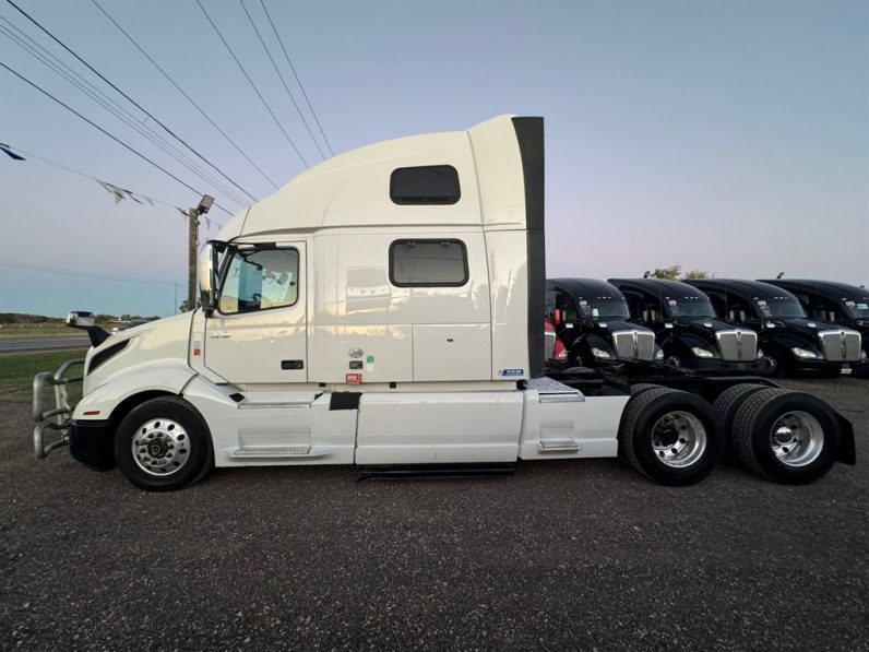 
								Used 2019 Volvo VNL64T860 Sleeper in Von Ormy, Texas full									