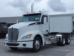 New 2025 Kenworth T680 Day Cab in Naples, Florida