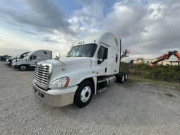 Used 2018 Freightliner Cascadia Sleeper in Houston Texas