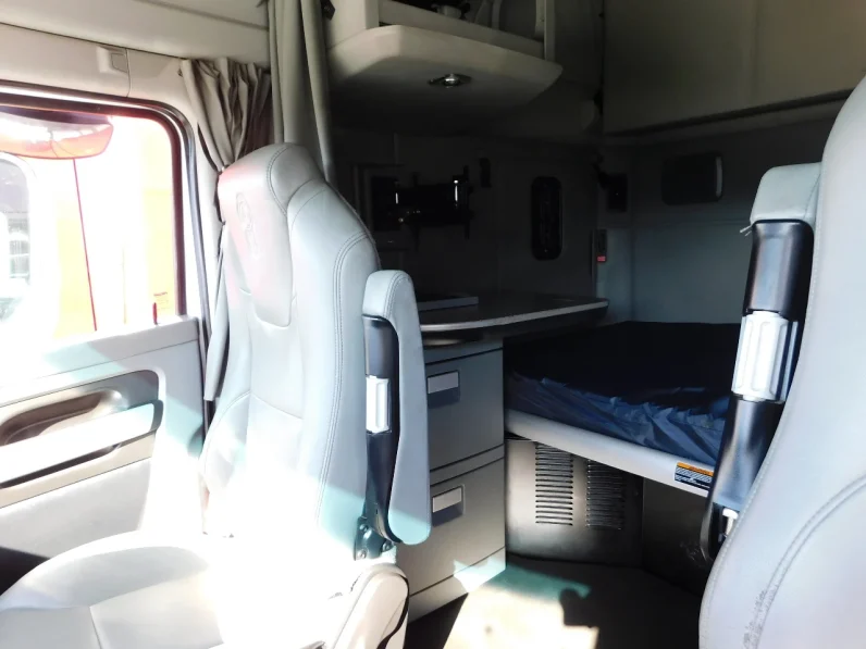 
								Used 2019 Kenworth T680 Sleeper in St Elizabeth New Jersey full									