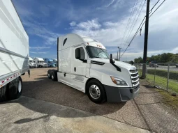 Used 2018 Freightliner Cascadia Sleeper in Houston Texas