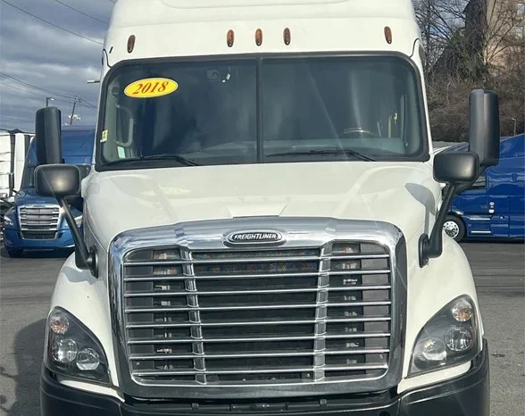 
								Used 2018 Freightliner Cascadia 113 Sleeper in North Bergen New Jersey full									