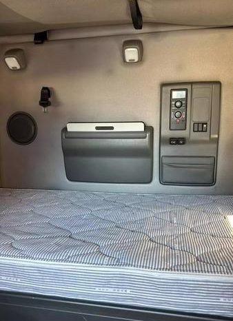 
								Used 2019 Volvo VNL760 Sleeper in Miami Florida full									