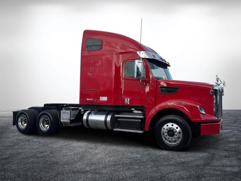 
								Used 2018 Freightliner 122SD Sleeper in Miami Florida full									