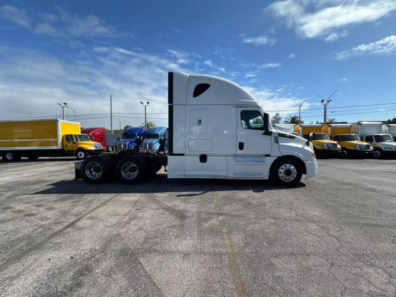 
								Used 2018 Freightliner Cascadia Sleeper in Miami Florida full									