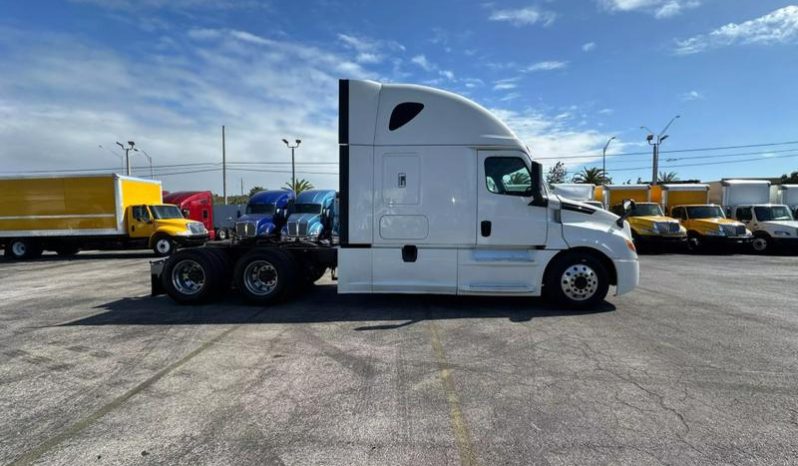 
								Used 2018 Freightliner Cascadia Sleeper in Miami Florida full									