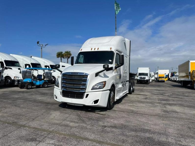 
								Used 2018 Freightliner Cascadia Sleeper in Miami Florida full									