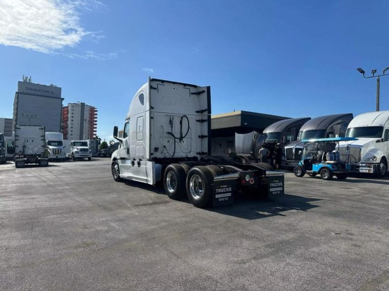 
								Used 2018 Freightliner Cascadia Sleeper in Miami Florida full									