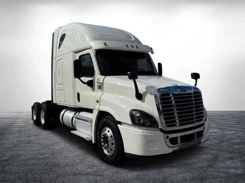 
								Used 2017 Freightliner Cascadia Sleeper in Miami Florida full									