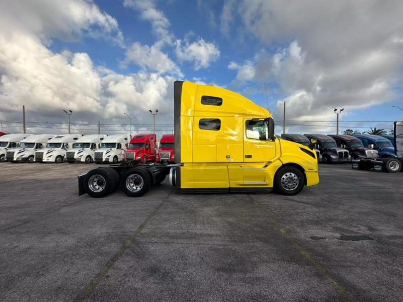 
								Used 2020 Volvo VNL760 Sleeper in Miami Florida full									