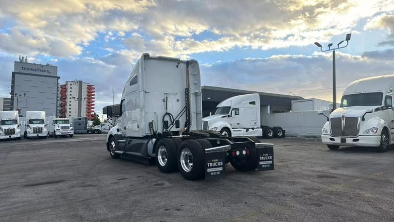 
								Used 2022 Kenworth Conventional 1 Sleeper in Miami Florida full									