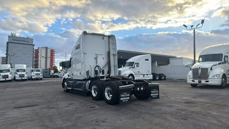 
								Used 2022 Kenworth Conventional 1 Sleeper in Miami Florida full									