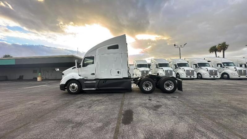 
								Used 2022 Kenworth Conventional 1 Sleeper in Miami Florida full									