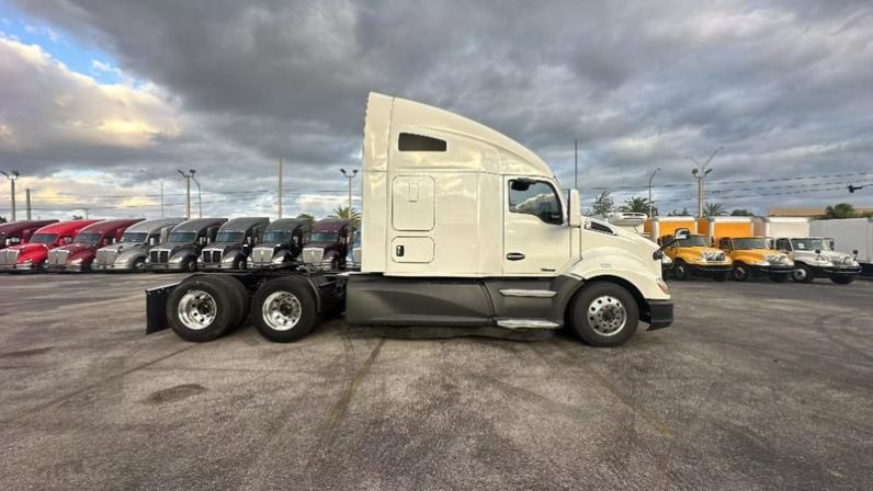 
								Used 2022 Kenworth Conventional 1 Sleeper in Miami Florida full									