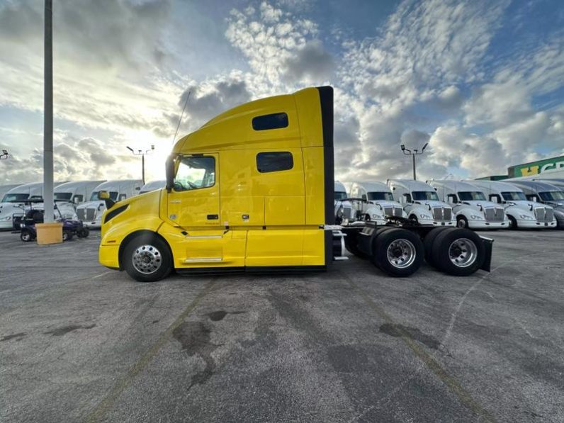 
								Used 2020 Volvo VNL760 Sleeper in Miami Florida full									