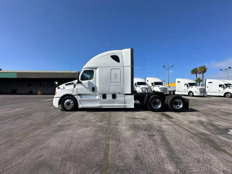 
								Used 2018 Freightliner Cascadia Sleeper in Miami Florida full									