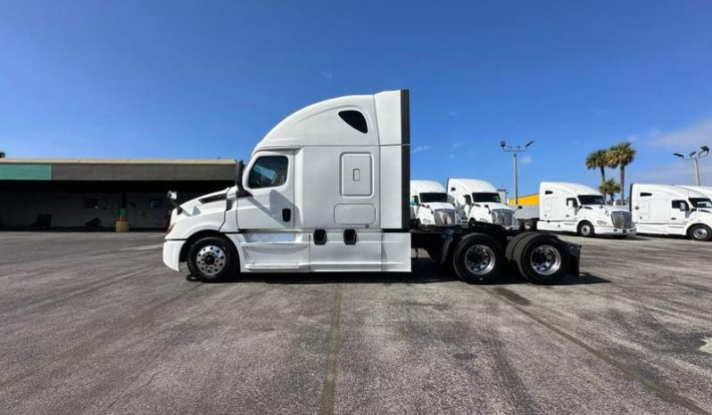 
								Used 2018 Freightliner Cascadia Sleeper in Miami Florida full									