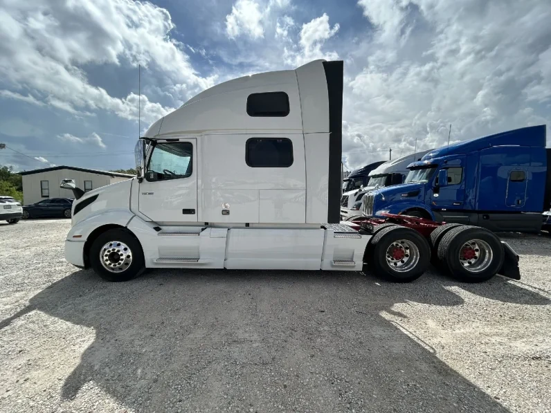 
								New 2020 Volvo VNL64T860 Sleeper in Houston Texas full									