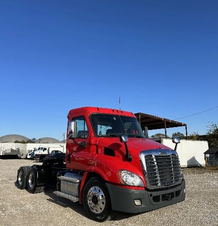 
								Used 2016 Freightliner Cascadia Day Cab in Houston Texas full									