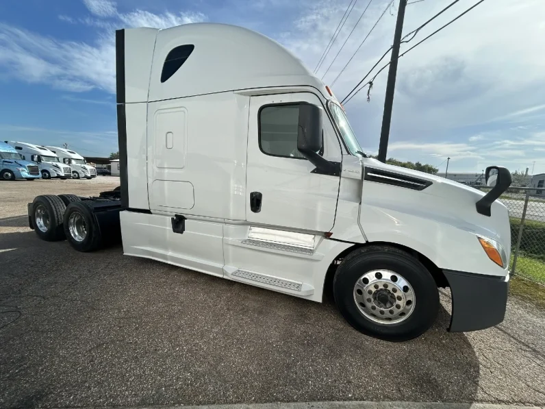 
								Used 2018 Freightliner Cascadia Sleeper in Houston Texas full									