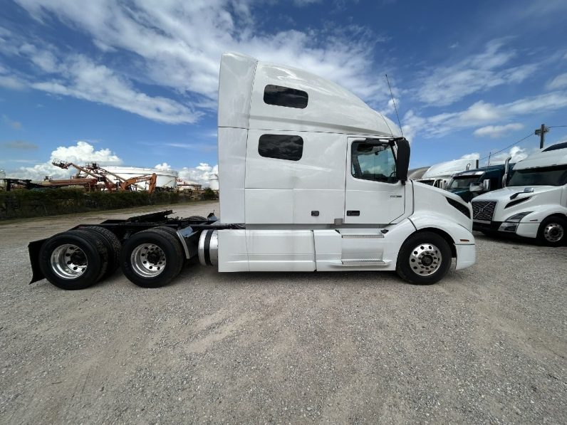 
								Used 2019 Volvo VNL64T760 Sleeper in Houston Texas full									