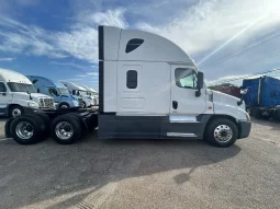 Used 2017 Freightliner Cascadia Sleeper in Houston Texas