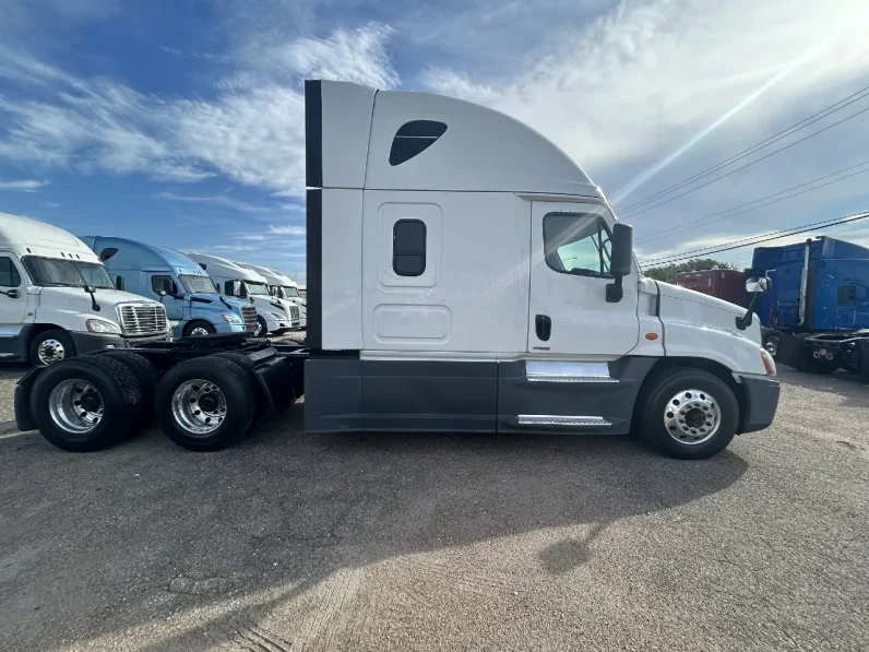 
								Used 2017 Freightliner Cascadia Sleeper in Houston Texas full									