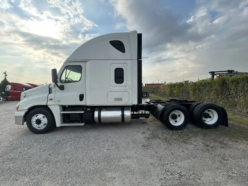 
								Used 2018 Freightliner Cascadia Sleeper in Houston Texas full									