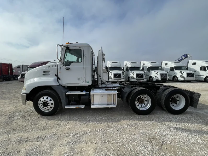 
								Used 2015 Mack CXU613 Day Cab in Houston Texas full									