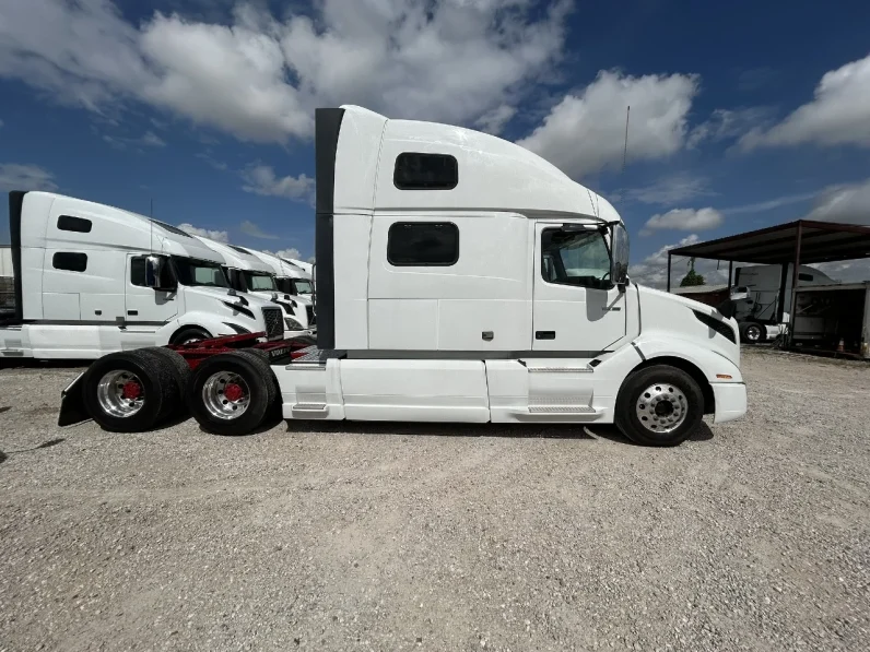 
								New 2020 Volvo VNL64T860 Sleeper in Houston Texas full									