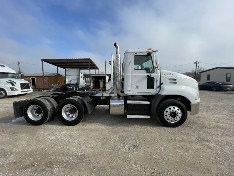 
								Used 2015 Mack CXU613 Day Cab in Houston Texas full									