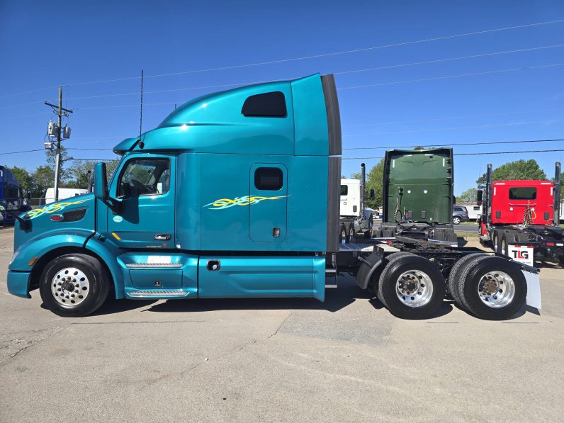 
								Used 2021 Peterbilt 579 Sleeper in Lowell Arkansas full									