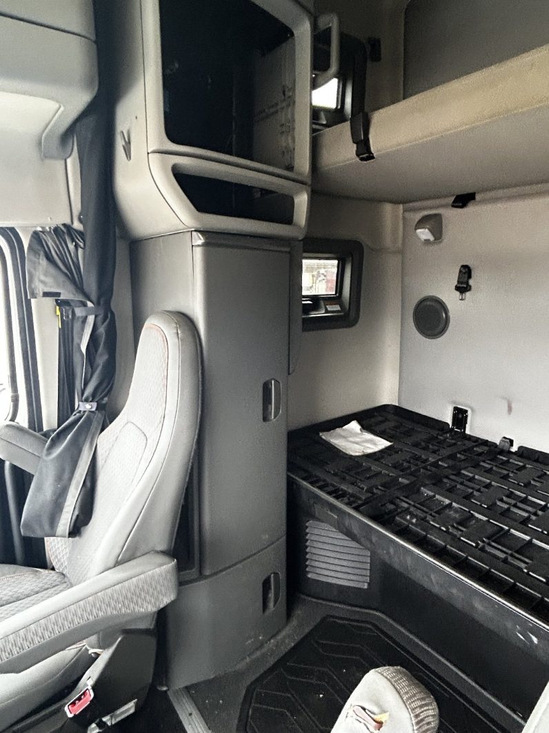 
								Used 2019 Volvo VNL64T760 Sleeper in Houston Texas full									