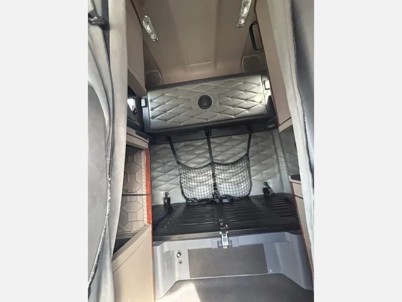 
								Used 2017 Freightliner Cascadia Sleeper in Houston Texas full									