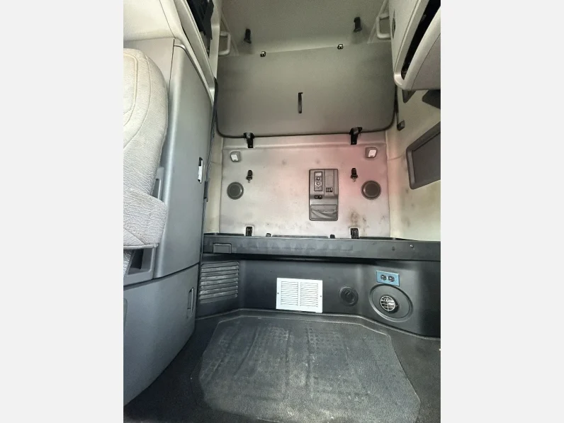 
								Used 2019 Volvo VNL64T760 Sleeper in Houston Texas full									