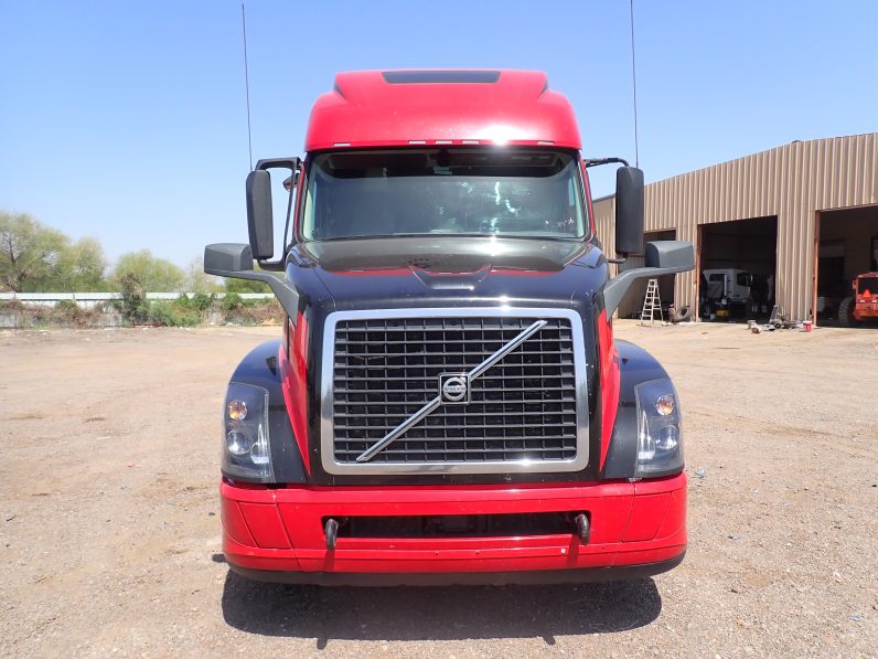 
								Used 2019 Volvo VNL64T670 Sleeper in Laredo Texas full									