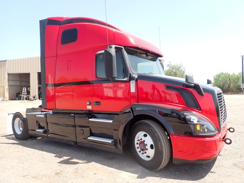 
								Used 2019 Volvo VNL64T670 Sleeper in Laredo Texas full									