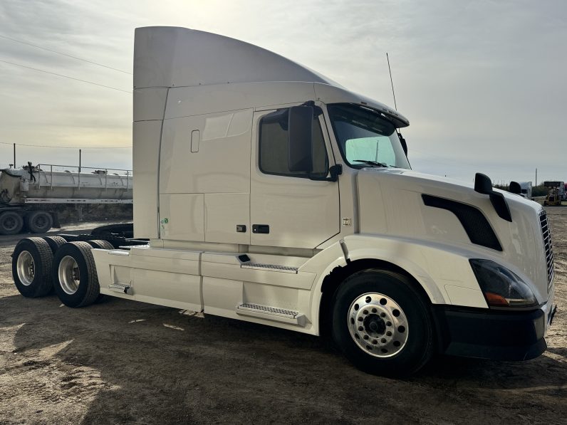 
								Used 2015 Volvo VNL62T300 Sleeper in Laredo Texas full									