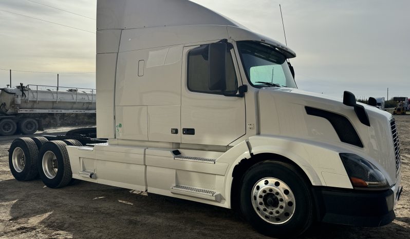 
								Used 2015 Volvo VNL62T300 Sleeper in Laredo Texas full									