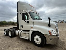 Used 2015 Freightliner Cascadia Day Cab in Laredo Texas