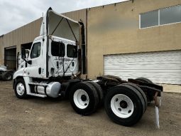 Used 2015 Freightliner Cascadia 125 Day Cab in Laredo Texas