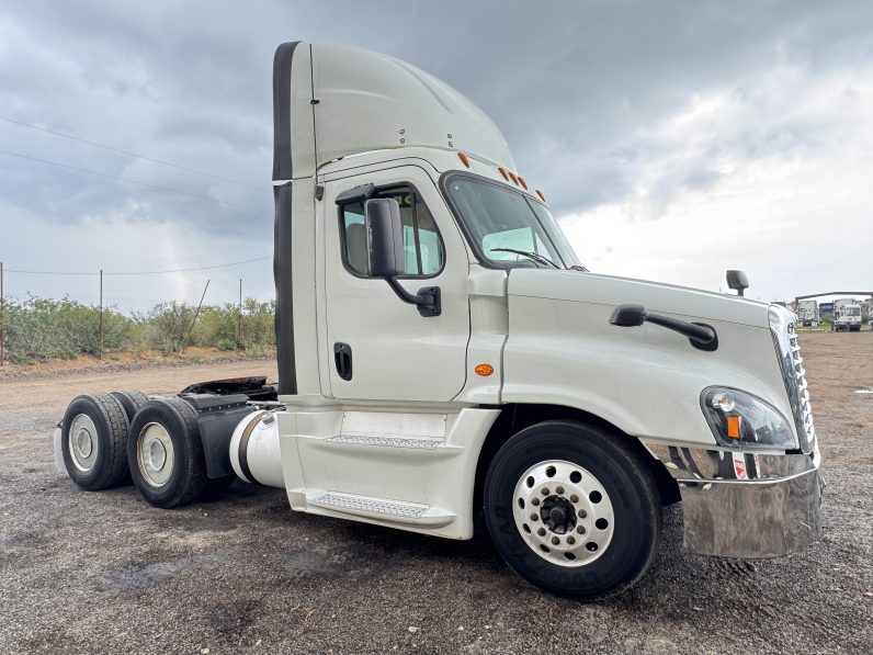 
								Used 2016 Freightliner Cascadia 125 Day Cab in Laredo Texas full									