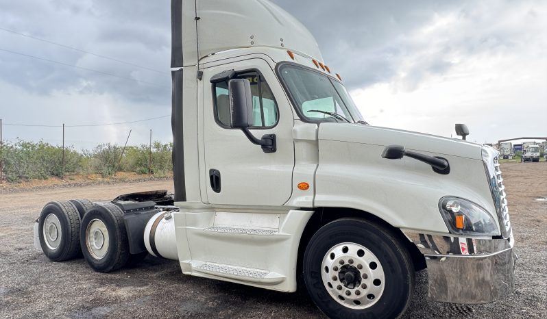 
								Used 2016 Freightliner Cascadia 125 Day Cab in Laredo Texas full									