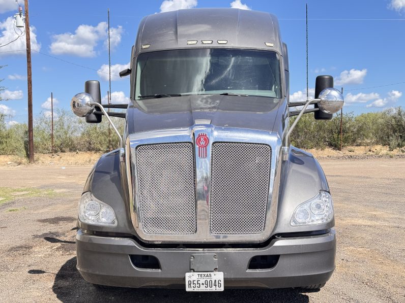 
								Used 2017 Kenworth T680 Sleeper in Laredo Texas full									